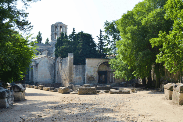 Recorrido histórico a pie por la antigua Arles — image 2