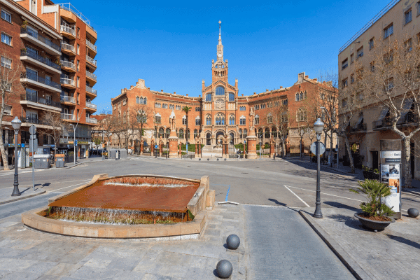 Visita autoguiada a pie por lo más destacado del Eixample de Barcelona