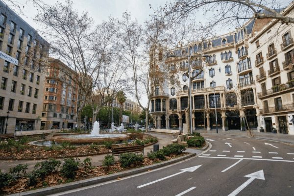 Visita autoguiada a pie por lo más destacado del Eixample de Barcelona — image 4