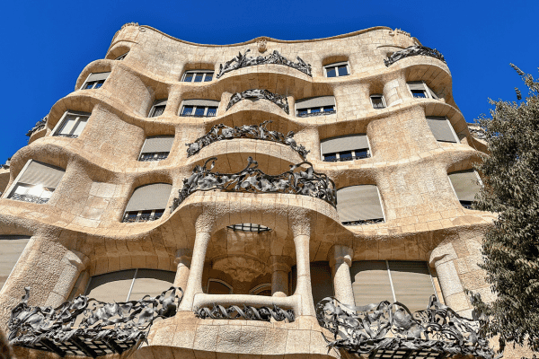 Visita autoguiada a pie por lo más destacado del Eixample de Barcelona — image 5