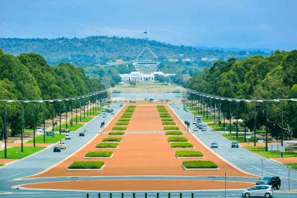 Tour a pie autoguiado por el poder, la paz y la historia de Canberra — image 4