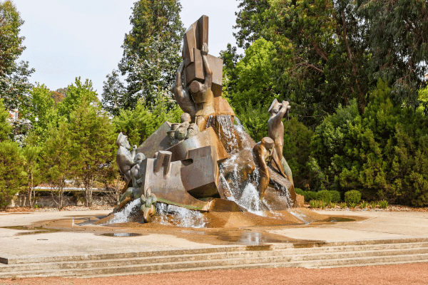 Tour a pie autoguiado por el poder, la paz y la historia de Canberra — image 5