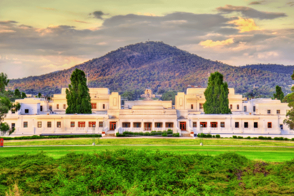 Tour a pie autoguiado por el poder, la paz y la historia de Canberra — image 2