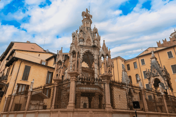 Tour a pie autoguiado por los rincones secretos y la historia de Verona — image 3