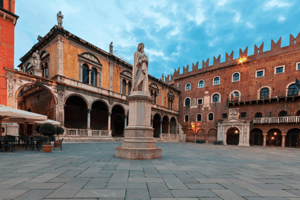 Tour a pie autoguiado por los rincones secretos y la historia de Verona — image 4