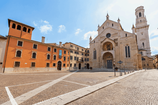 Tour a pie autoguiado por los rincones secretos y la historia de Verona — image 2