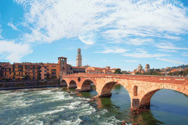Tour a pie autoguiado por los rincones secretos y la historia de Verona