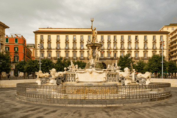 Tour a pie autoguiado por la Nápoles antigua, griega y Chiaia