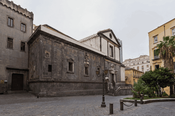 Tour a pie autoguiado por la historia oscura y misteriosa de Nápoles — image 2